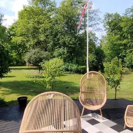 2 Personer Inkl Morgenkomplet Og Adgang Til 6 Svommehaller *